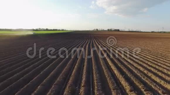 4K春天日落时在新开垦的田野上飞行鸟瞰视频的预览图