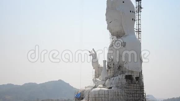 建造和建造菩萨女神雕像视频的预览图