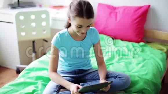 家里坐着平板电脑的快乐女孩视频的预览图