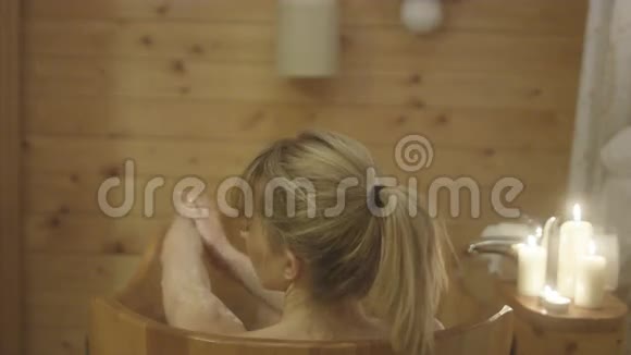 在木盆里洗澡的年轻女子视频的预览图