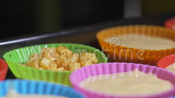 用苹果做小蛋糕松饼倒在硅胶托盘里在松饼烘焙中加入面团蛋糕视频的预览图