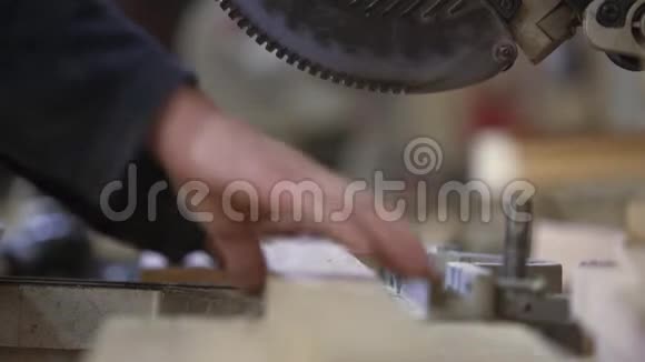 在一家家具厂里一个年轻人把木片剪成沙发视频的预览图