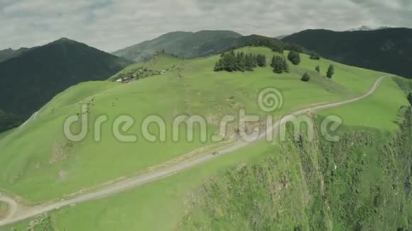 恩杜罗之旅与布吉汽车在高高高加索山脉无人机4k视频的预览图