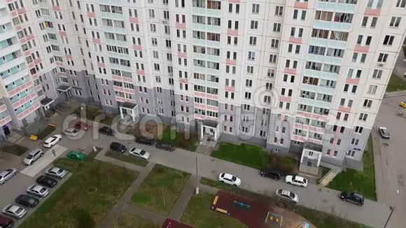 俄罗斯莫斯科的住宅建筑的庭院顶部视频的预览图