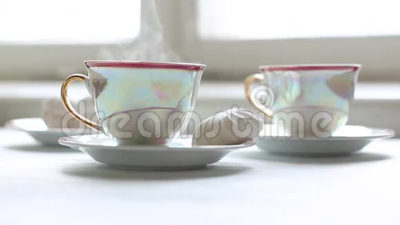 桌子上有两杯热茶和甜点视频的预览图