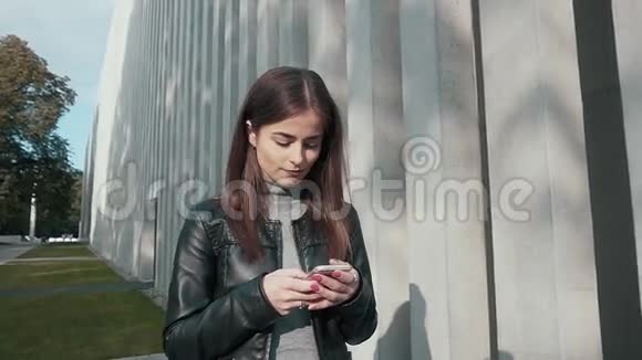 智能手机微笑短信应用软件视频的预览图