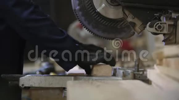 在一家家具厂里一个年轻人把木片剪成沙发视频的预览图
