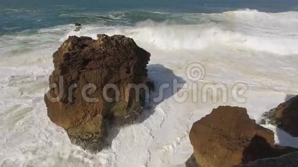 巨大的海浪在岩石上破碎视频的预览图