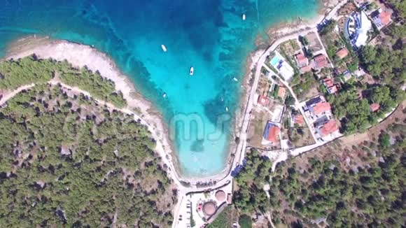 克罗地亚Brac岛绿松石水中游泳的人的鸟瞰图视频的预览图