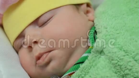 睡眠新生儿可爱婴儿特写视频的预览图