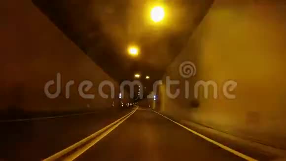 快速汽车通过隧道视频的预览图