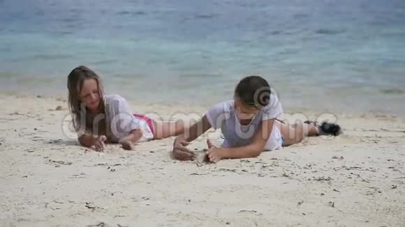 夏天快乐的女孩在海滩上玩沙子视频的预览图