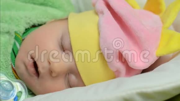 睡眠新生儿可爱婴儿特写视频的预览图