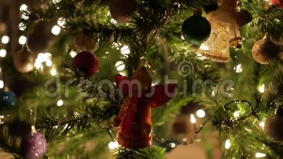 圣诞球仙女花环和圣诞树上的灯光装饰视频的预览图