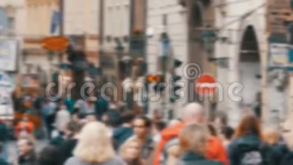 一大波利斯的人群穿过街道互相经过视频的预览图
