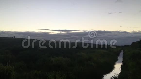 从夏威夷考艾岛上的凯卡哈可以看到威美亚峡谷上方的黎明视频的预览图