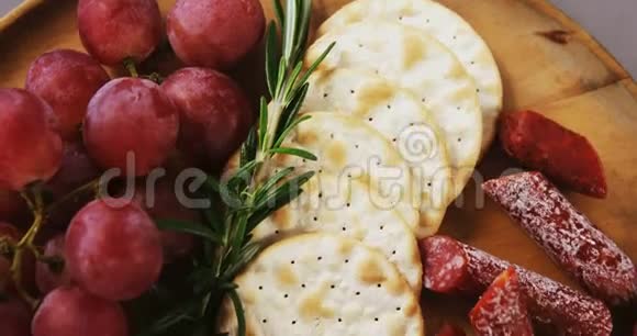 脆饼干西红柿葡萄和一碗奶酪视频的预览图