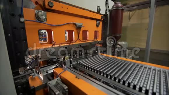 生产加热散热器的高科技机器人生产线视频的预览图