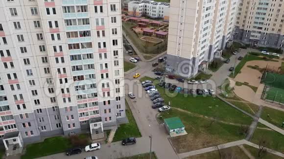 俄罗斯莫斯科的住宅建筑的庭院顶部视频的预览图
