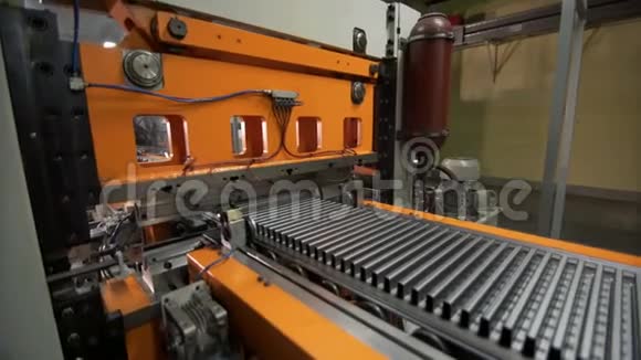 生产加热散热器的高科技机器人生产线视频的预览图