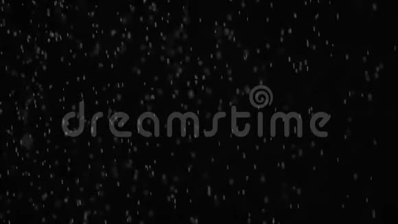 黑色背景下水蒸气微小颗粒视频的预览图