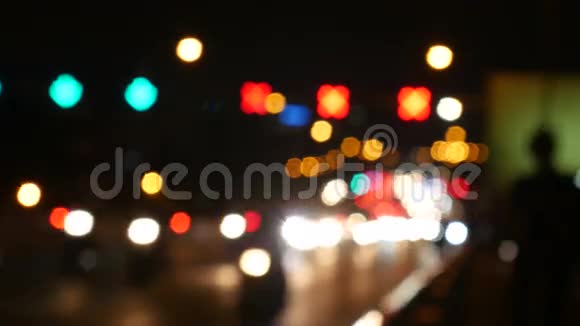 夜间交通灯不聚焦模糊的人沿着曼谷街头走泰国4KUHD25fps视频的预览图