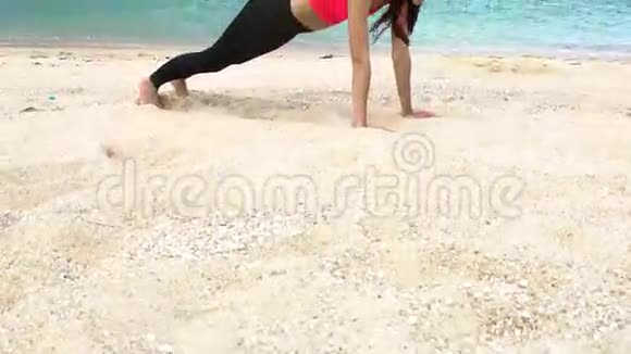 在海前海滩上训练女人晨练体操体育锻炼视频的预览图