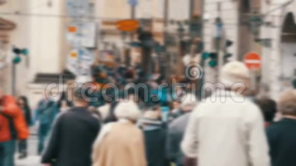 一大波利斯的人群穿过街道互相经过视频的预览图