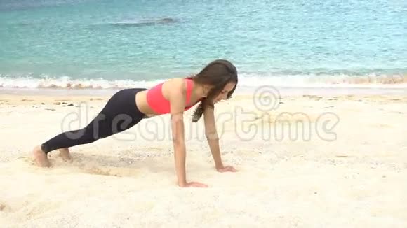 在海前海滩上训练女人晨练体操体育锻炼视频的预览图