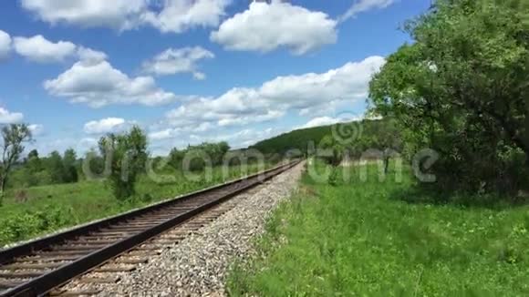铁路上的绿色货运火车视频的预览图