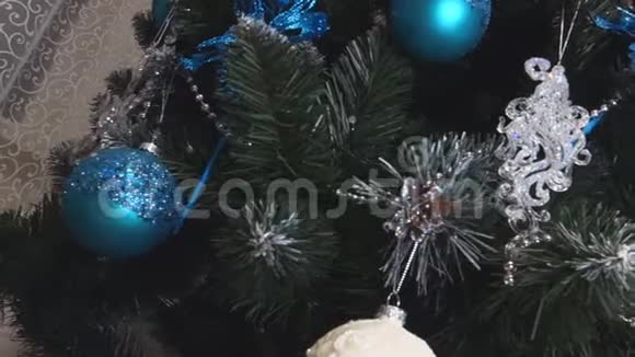 圣诞树上装饰着漂亮的玩具视频的预览图