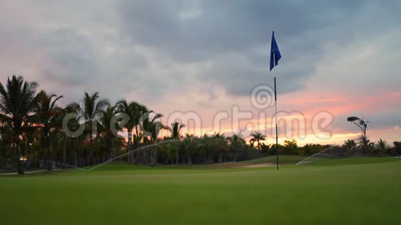 乡村日落时的热带高尔夫球场视频的预览图