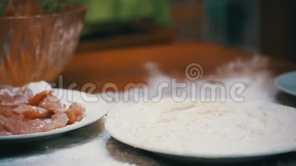 在家庭厨房里的一盘面粉上的肉瀑布慢动作视频的预览图