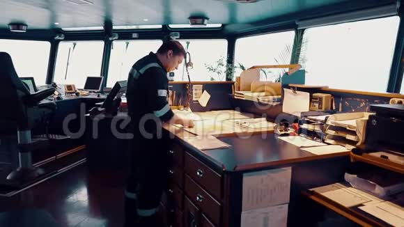 在桥上航行监视期间的海洋导航员他做图表修正视频的预览图