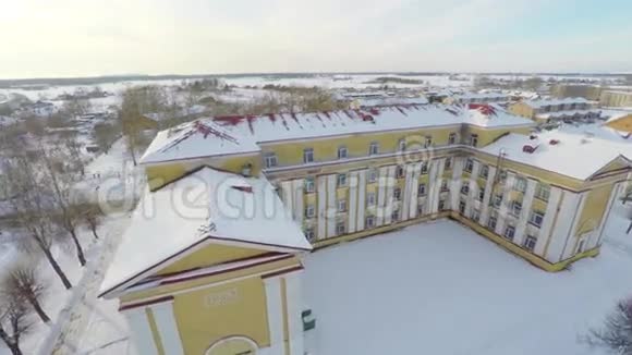 旧苏联校舍冬季城市景观空中镜头视频的预览图