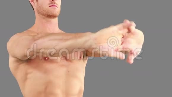 肌肉男伸胳膊视频的预览图