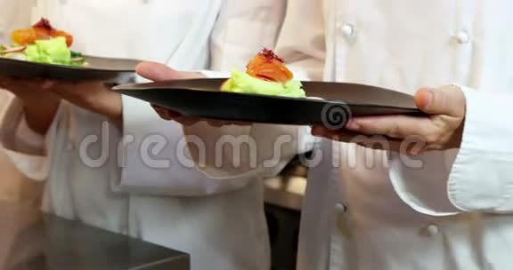 厨师团队展示他们的盘子视频的预览图