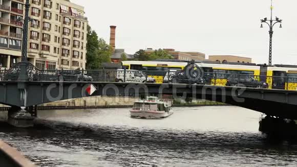 柏林市斯普里河上的城市景观和韦登达默大桥韦登达默布尔克河上的旅游船视频的预览图