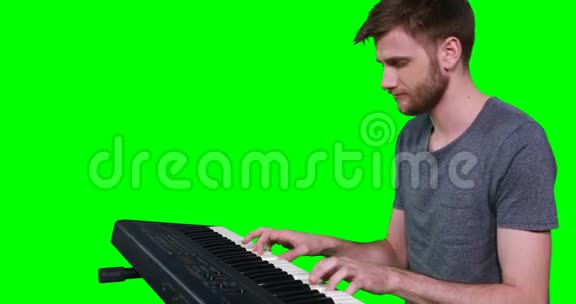 音乐家演奏电子钢琴视频的预览图