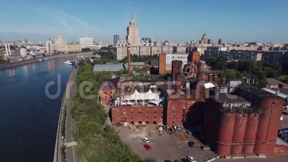 莫斯科市中心屋顶砖楼的四架直升机在夏季拍摄夏季餐厅视频的预览图