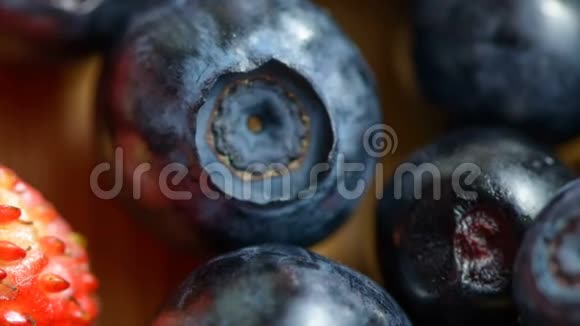 蓝莓和草莓的浆果视频的预览图