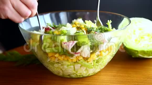 新鲜卷心菜沙拉和甜玉米视频的预览图