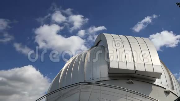 俄罗斯天空背景下的莫斯科天文馆视频的预览图
