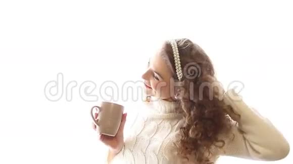 女孩在窗口喝热咖啡视频的预览图
