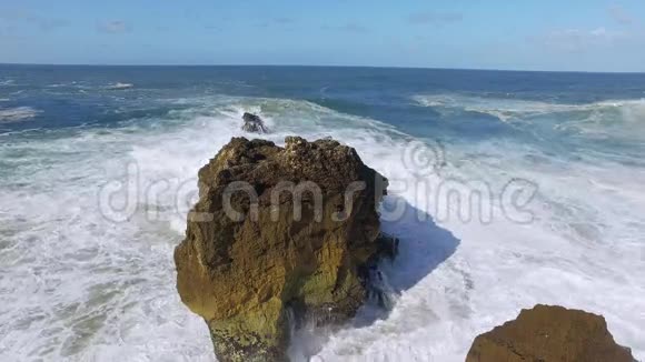 巨大的海浪在岩石上破碎视频的预览图