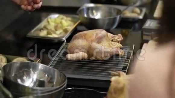 在厨房煮鸡视频的预览图