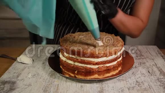 组装坚果香蕉蛋糕涂上黄油霜整个过程视频的预览图