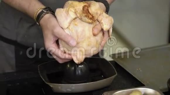 在厨房煮鸡视频的预览图