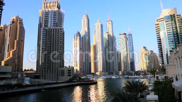 阿拉伯联合酋长国迪拜码头的现代建筑锁定射击视频的预览图