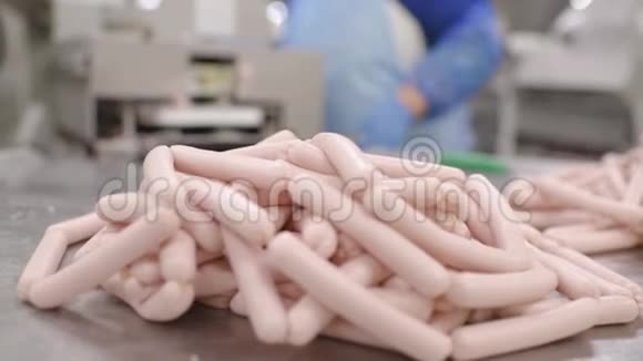 在肉类工厂生产煮香肠和熏肠视频的预览图